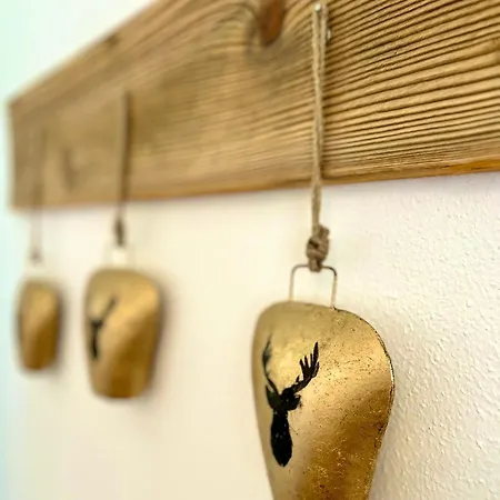 Waldgefluester, Montana Haus 아파트