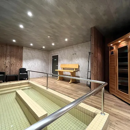 Waldgefluester, Montana Haus 아파트